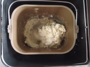 刚开始两分钟面团好像很稀的样子，但之后就和成整个面团了。