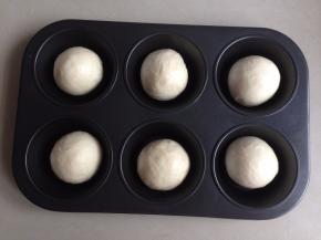 六连蛋糕模具内涂一层油，再放入面包坯