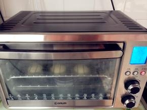 放入东菱DL-K30A烤箱，烤箱内放一碗热水，选择02发酵档，时间40分钟