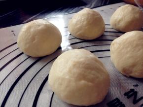 将面团取出，分成每个45克小面团，揉圆