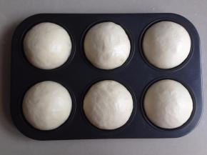 发酵好的面包坯，在上面涂一层蛋液