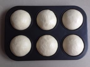 发酵好的面包坯，在上面涂一层蛋液