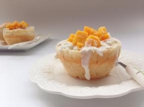 在面包盅内加入芒果粒、酸奶，最后再加芒果粒即可