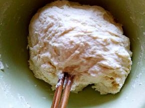 面粉放在容器中加清水和成较湿的面团，盖上保鲜膜静置20分钟以上。