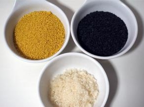 食材：黄小米100克，黑芝麻50克，砂糖50克。