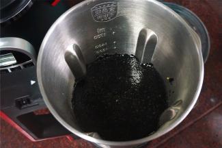 将除砂糖外的食材放入破壁机，然后加入清水至1000毫升刻度处。