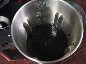 将除砂糖外的食材放入破壁机，然后加入清水至1000毫升刻度处。