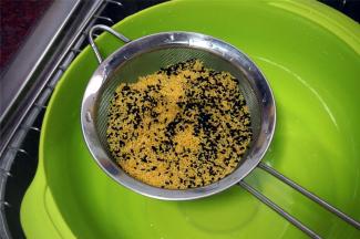 将黄小米和黑芝麻洗净捞起。