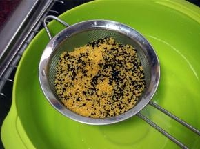 将黄小米和黑芝麻洗净捞起。