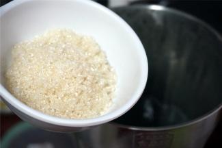 米糊程序结束后，加入砂糖，然后用点动程序搅打10秒至砂糖完全溶解。