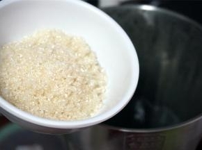 米糊程序结束后，加入砂糖，然后用点动程序搅打10秒至砂糖完全溶解。