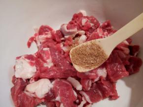 牛肉切片，十三香一勺