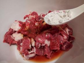  番薯粉1勺，抓均匀，