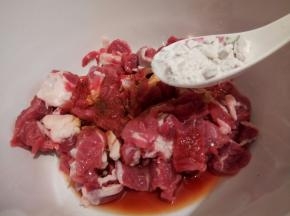  番薯粉1勺，抓均匀，