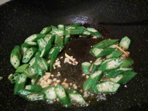 生姜，蒜炝锅，放秋葵翻炒几下