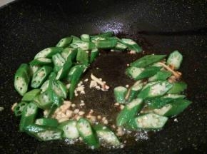 生姜，蒜炝锅，放秋葵翻炒几下