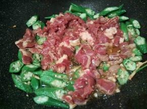 加腌制好的牛肉片翻炒