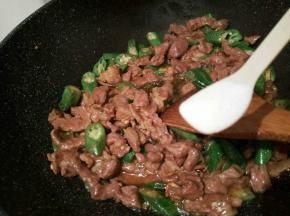  加一勺盐调味，撒点黑胡椒粉翻拌几下，起锅