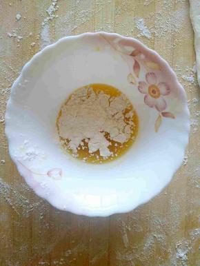 小碗中装油，再加入一些面粉。