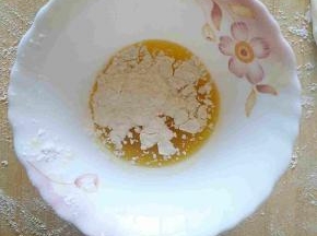 小碗中装油，再加入一些面粉。