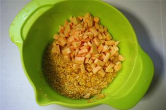 红薯去皮切丁，小米玉米洗净捞起。