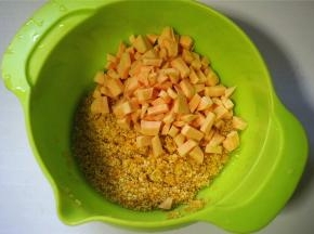 红薯去皮切丁，小米玉米洗净捞起。