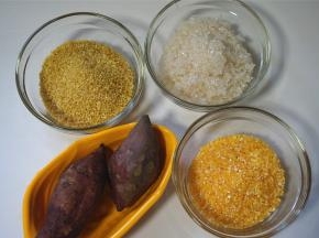 准备食材：小红薯2根，小米50克，玉米碎50克，砂糖50克。