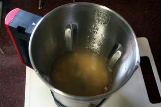 将除砂糖外的食材放入破壁机，加入清水至800毫升刻度处。