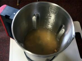 将除砂糖外的食材放入破壁机，加入清水至800毫升刻度处。