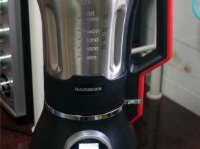 锁紧杯盖，选择米糊程序，启动。耗时25分钟。