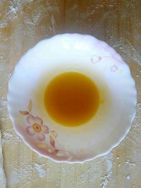 搅拌成糊状，即成为油酥。（也可以把油先烧开，再浇在面粉上做油酥，我图省事就直接做了）