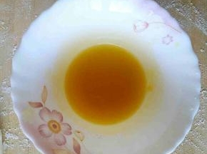 搅拌成糊状，即成为油酥。（也可以把油先烧开，再浇在面粉上做油酥，我图省事就直接做了）