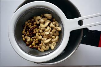 将红豆，黄豆，腰果洗净，放入破壁机。