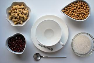 准备食材：红豆20克，腰果30克，黄豆50克，砂糖50克。