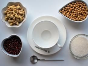 准备食材：红豆20克，腰果30克，黄豆50克，砂糖50克。