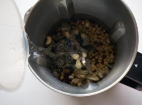 加入1000毫升清水。