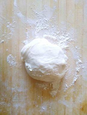 面团醒好后取出稍稍揉一揉，光滑即可。