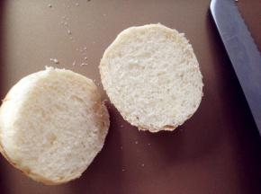 待面包放凉后，将面包的三分之一切开做面包盖，另外三分之二中间挖成碗形