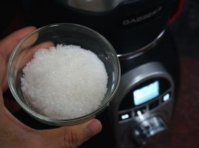 程序结束后，加入50克砂糖，然后用点动程序搅打10秒至糖溶解。