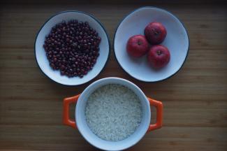 准备食材，大米100克、红豆50克、山楂6个左右。