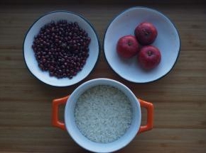 准备食材，大米100克、红豆50克、山楂6个左右。