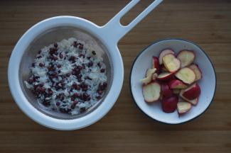 将大米、红豆洗净。山楂洗净后去核去蒂，取果肉25克。