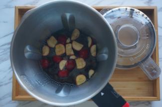 将食材放入破壁机，加入清水至1000毫升刻度处。