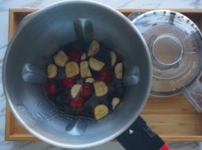 将食材放入破壁机，加入清水至1000毫升刻度处。