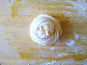 把尾部压在下面