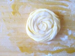 用手轻轻按扁