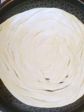 饼铛刷油，把饼坯放入。