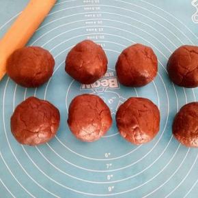 取出冷藏好的面团分成8份