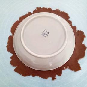 取一个七八寸的盘子倒扣在上面，用牙签或者刀沿着盘子周围划一圈