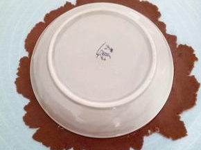 取一个七八寸的盘子倒扣在上面，用牙签或者刀沿着盘子周围划一圈